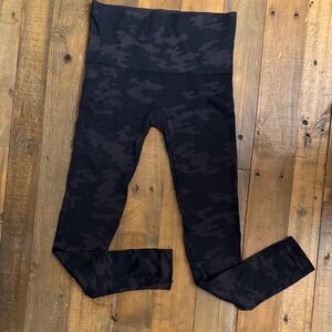 SPANX Black green gray Camo Leggings EUC women’s XS